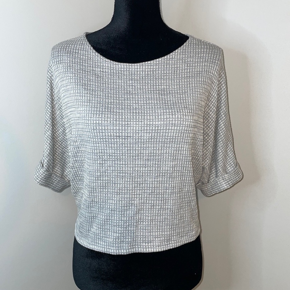 Caution to the wind womens top color grey & white size small